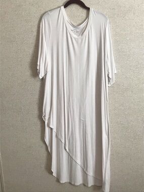 torrid White Asymmetrical T-Shirt Long Tunic Size 4